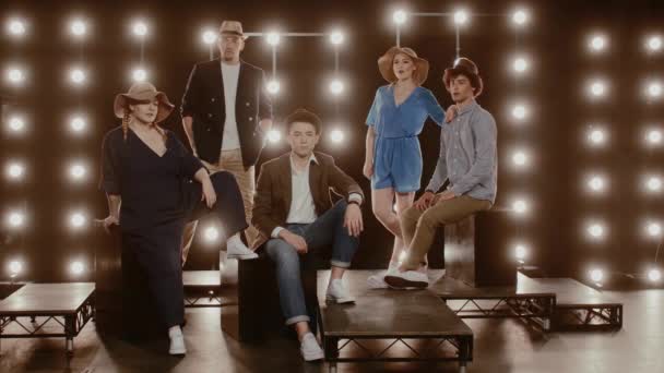 Lima penyanyi di atas panggung dengan bola lampu — Stok Video