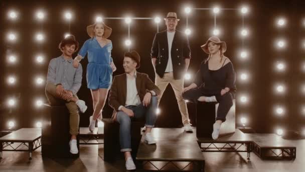 Співаки починають співати на сцені з лампочками — стокове відео