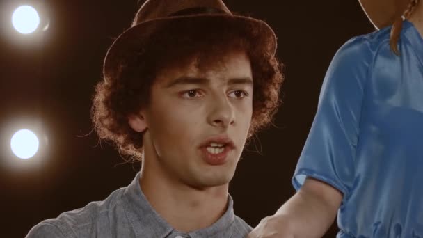 Porträtt av en ung man beatboxaren — Stockvideo
