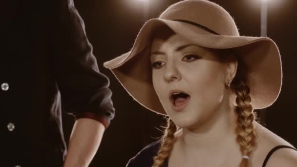Ženy zpívat na světle černém pozadí — Stock video