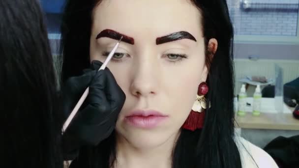 Appliquer la correction de peinture sur les sourcils — Video