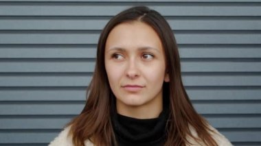 İş kadını utangaç bir şekilde yakın çekimgülümsüyor