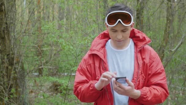 Lycklig man i rött med hjälp av en telefon — Stockvideo