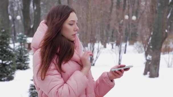 Fille aux cheveux rouges avec hologramme Apprendre le japonais — Video