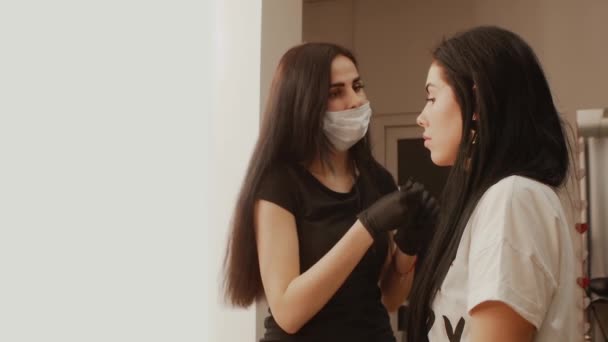 Косметолог витягує брови повільним рухом — стокове відео