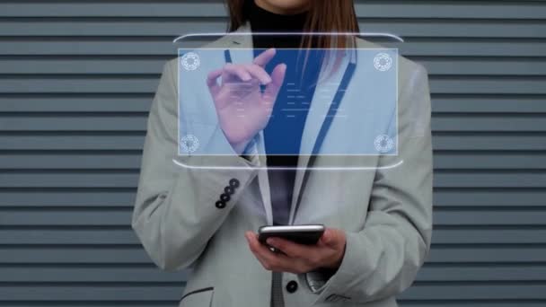 Perempuan bisnis berinteraksi HUD hologram 24 7 — Stok Video