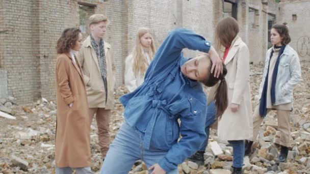 As pessoas fazem um esboço teatral — Vídeo de Stock