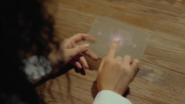 Las manos sostienen la tableta con texto Cambiar su destino — Vídeos de Stock