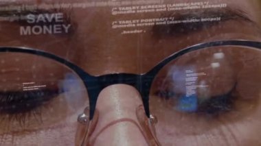 Kadın yazılım geliştiricisi üzerinde tasarruf metin