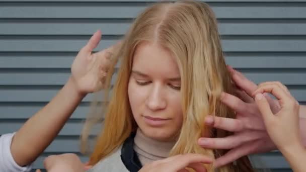 Meisje blonde onder de handpalmen — Stockvideo