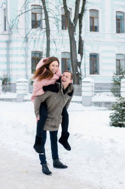 Soğuk mevsimde mutlu kış gezginleri