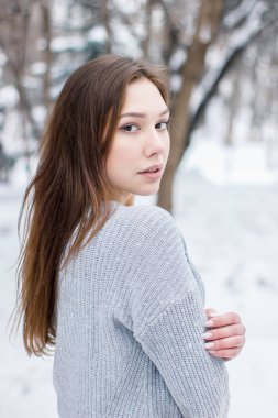 Kız elini kış konsepti tutar