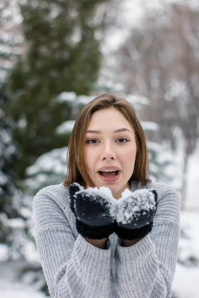 Cute young woman enjoying the snowy weather — Stock Photo, Image