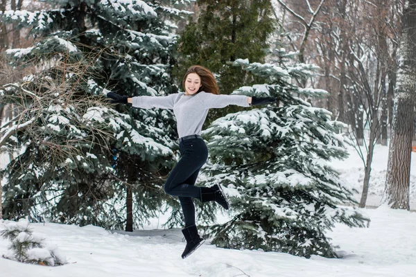 雪の天候の概念を楽しむ若い女性 ストック写真