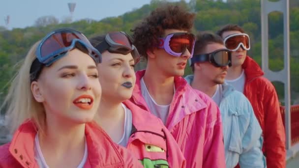 Les gens chantent dans des lunettes de ski — Video