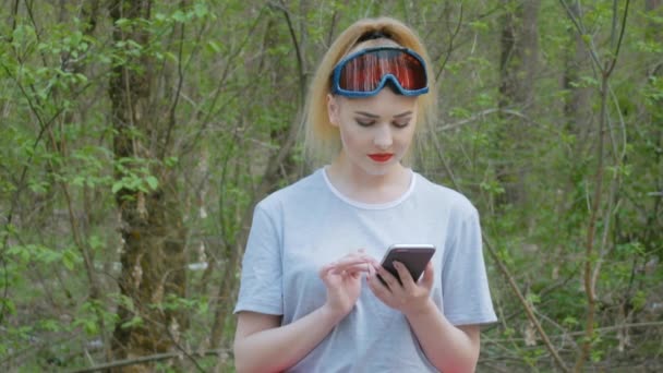 Mujer sonriente usando un teléfono — Vídeo de stock