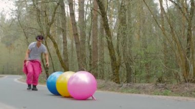 Ormanda kayak kıyafeti giymiş genç bir adam.