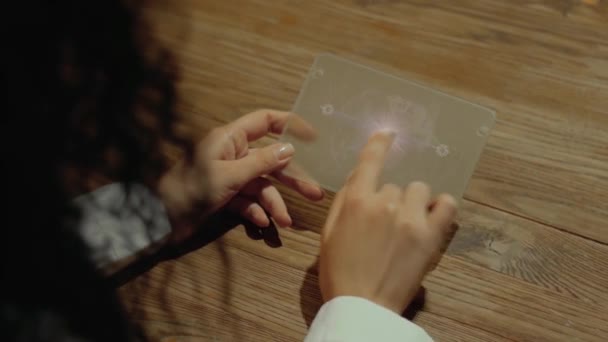 Hands Hold Tablet med textmaskin för att bearbeta — Stockvideo