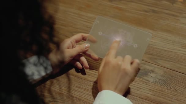 Ruce drží tablet s textem platby — Stock video