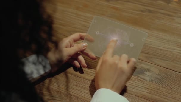 Tangan memegang tablet dengan Perkembangan teks — Stok Video
