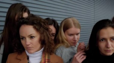 Sarışın kalabalığın arasından kendi yolunu yapıyor