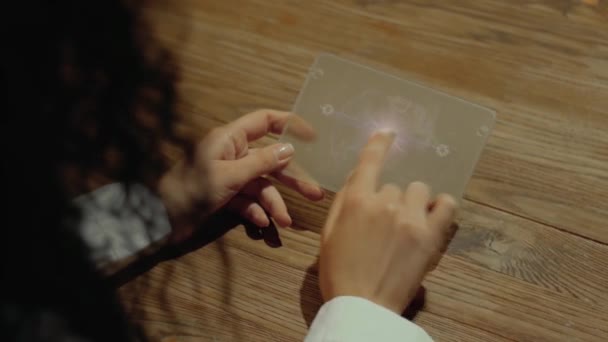 Руки держат планшет с текстом Жизненные циклы продукта — стоковое видео