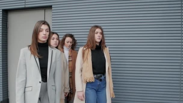 Φοιτητές γυναίκες περπατούν κοντά στον τοίχο — Αρχείο Βίντεο