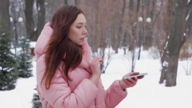 Hologram modern akıllı telefon ile kızıl saçlı kız