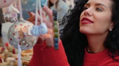 Kadın Noel süslemeleri bakar