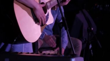 Gitarist ve sokak davulcusu