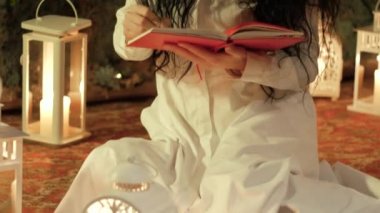 Beyazlı genç kadın not alır