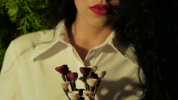 Mujer sosteniendo un ramo de flores artificiales — Vídeo de stock