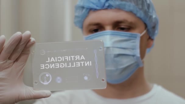 Ο γιατρός χρησιμοποιεί tablet με κείμενο τεχνητή νοημοσύνη — Αρχείο Βίντεο