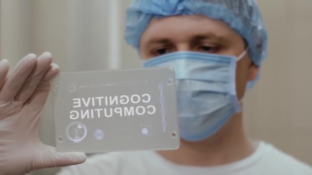 Lekarz korzysta z tabletu z tekstem poznawcze komputerowe — Wideo stockowe