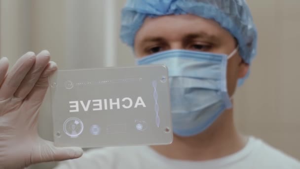 Médecin utilise tablette avec texte Atteindre — Video