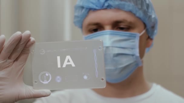 Ο γιατρός χρησιμοποιεί tablet με κείμενο AI — Αρχείο Βίντεο