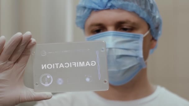 Ο γιατρός χρησιμοποιεί tablet με κείμενο — Αρχείο Βίντεο