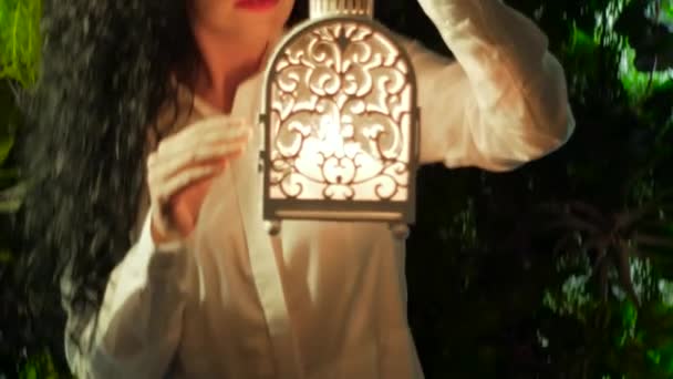 Girl plays with a lantern — Stock Video