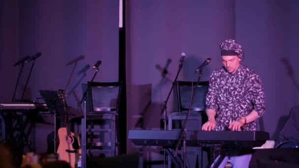 Guy toca um palco de instrumentos musicais — Vídeo de Stock