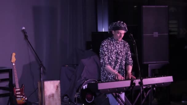 Muzikant speelt een muziekinstrument podium — Stockvideo