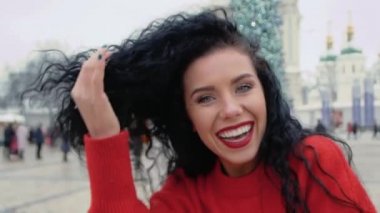 Yavaş çekimde gülümseyen kadın