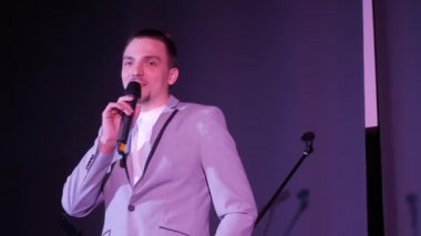 Showman etkinlikte konuşuyor