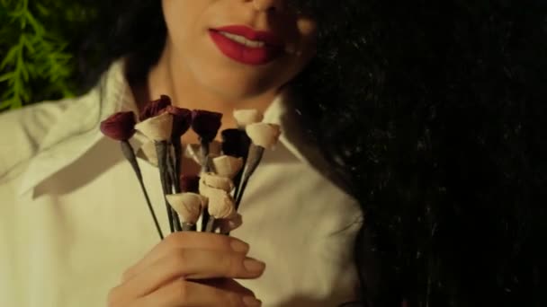 Onherkenbaar vrouw die kunst bloemen vasthoudt — Stockvideo