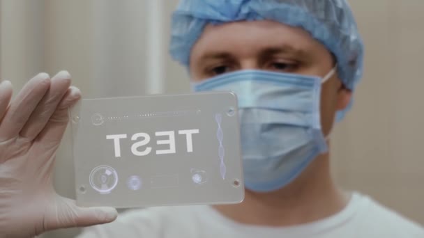 Доктор использует планшет с текстовым тестом — стоковое видео
