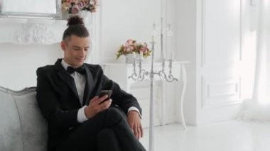 Bir cep telefonu ile şık adam