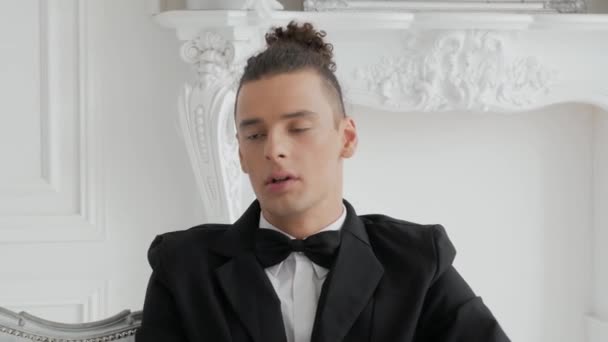 Portret van Guy beatboxer in luxe kamer — Stockvideo