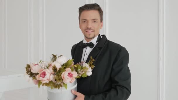 Ragazzo elegante tiene fuori un bouquet — Video Stock