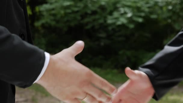Shake hands of businessmen — Stock Video