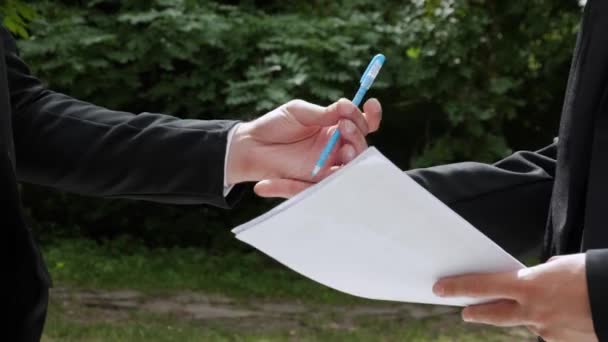 Руки бизнесменов подписывают контракт — стоковое видео