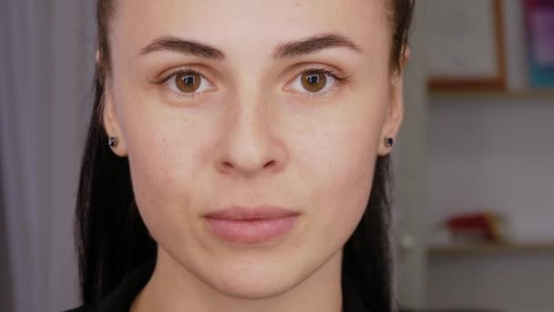 Porträt eines Mädchens ohne Make-up — Stockvideo